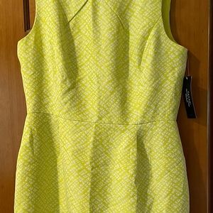 Tahari, Size 14. Armpit to armpit is 20 inches. Length is 39 inches.